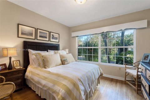 House in Coral Gables, Florida 4 bedrooms, 313.17 sq.m. № 1691296 - photo 25