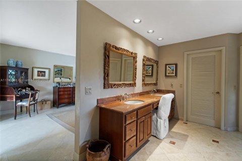 House in Coral Gables, Florida 4 bedrooms, 313.17 sq.m. № 1691296 - photo 19