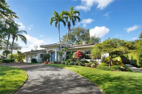 House in Coral Gables, Florida 4 bedrooms, 313.17 sq.m. № 1691296 - photo 1
