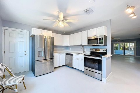 House in Holmes Beach, Florida 2 bedrooms, 109.25 sq.m. № 1833571 - photo 14