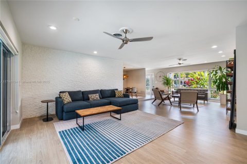 House in Miami Shores, Florida 3 bedrooms, 203.73 sq.m. № 1707998 - photo 21