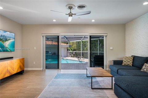 House in Miami Shores, Florida 3 bedrooms, 203.73 sq.m. № 1707998 - photo 23
