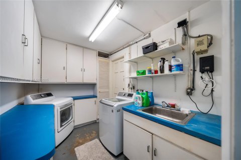 House in Miami Shores, Florida 3 bedrooms, 203.73 sq.m. № 1707998 - photo 28