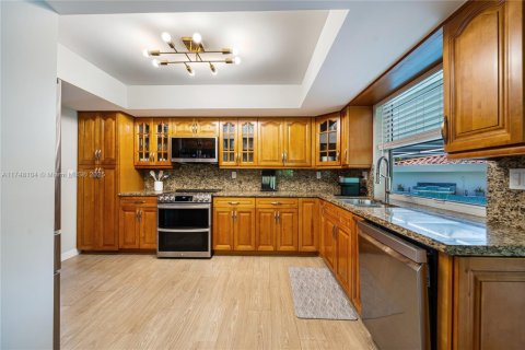 House in Miami Shores, Florida 3 bedrooms, 203.73 sq.m. № 1707998 - photo 13