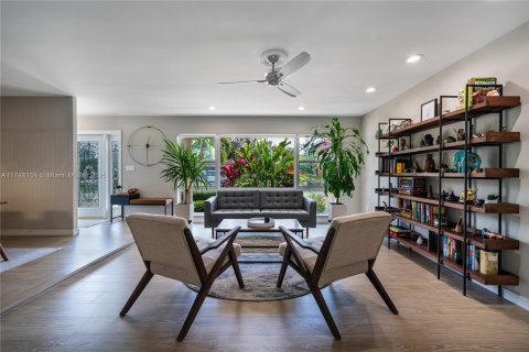 House in Miami Shores, Florida 3 bedrooms, 203.73 sq.m. № 1707998 - photo 18