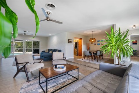 House in Miami Shores, Florida 3 bedrooms, 203.73 sq.m. № 1707998 - photo 19