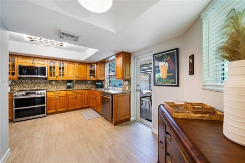 House in Miami Shores, Florida 3 bedrooms, 203.73 sq.m. № 1707998 - photo 15