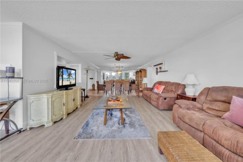 Снять в аренду кондоминиум в Халландейл-Бич, Флорида 2 спальни, 139.35м2, № 2024553 - фото 4