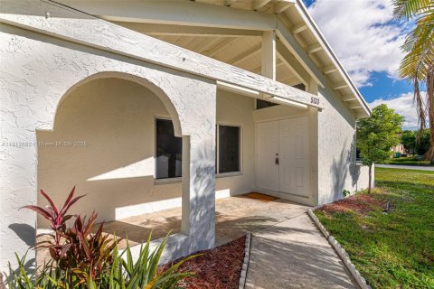 Villa ou maison à vendre à Margate, Floride: 3 chambres, 171.13 m2 № 1969439 - photo 2