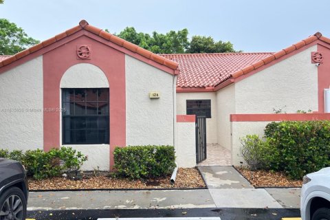 House in Deerfield Beach, Florida 2 bedrooms, 113.81 sq.m. № 1804180 - photo 1
