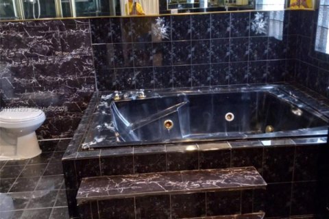 Купить виллу или дом в Майами, Флорида 4 спальни, 139.73м2, № 2035794 - фото 15