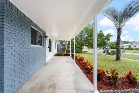 Casa en venta en Coconut Creek, Florida, 3 dormitorios, 128.86 m2 № 1996655 - foto 3