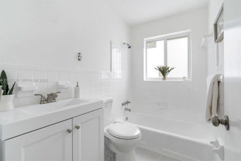 Casa en venta en Coconut Creek, Florida, 3 dormitorios, 128.86 m2 № 1996655 - foto 9