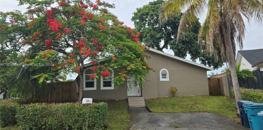 House in Homestead, Florida 2 bedrooms, 93.92 sq.m. № 1820333