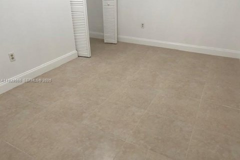 Снять в аренду виллу или дом в Катлер-Бей, Флорида 3 спальни, 120.12м2, № 1989858 - фото 11