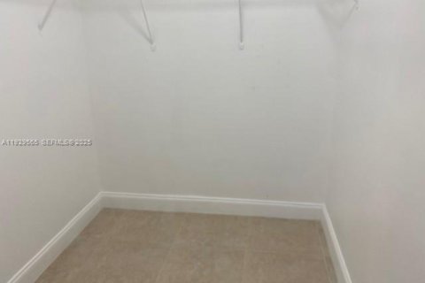 Снять в аренду виллу или дом в Катлер-Бей, Флорида 3 спальни, 120.12м2, № 1989858 - фото 4