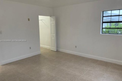 Снять в аренду виллу или дом в Катлер-Бей, Флорида 3 спальни, 120.12м2, № 1989858 - фото 3