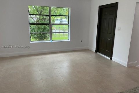 Снять в аренду виллу или дом в Катлер-Бей, Флорида 3 спальни, 120.12м2, № 1989858 - фото 9