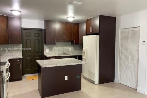 Снять в аренду виллу или дом в Катлер-Бей, Флорида 3 спальни, 120.12м2, № 1989858 - фото 7