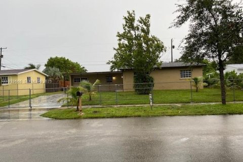 Снять в аренду виллу или дом в Катлер-Бей, Флорида 3 спальни, 120.12м2, № 1989858 - фото 1