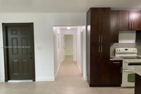 Снять в аренду виллу или дом в Катлер-Бей, Флорида 3 спальни, 120.12м2, № 1989858 - фото 10