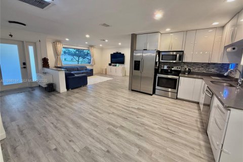 House in Davie, Florida 3 bedrooms, 161.65 sq.m. № 2063562 - photo 7