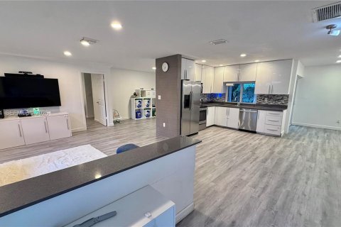 House in Davie, Florida 3 bedrooms, 161.65 sq.m. № 2063562 - photo 5