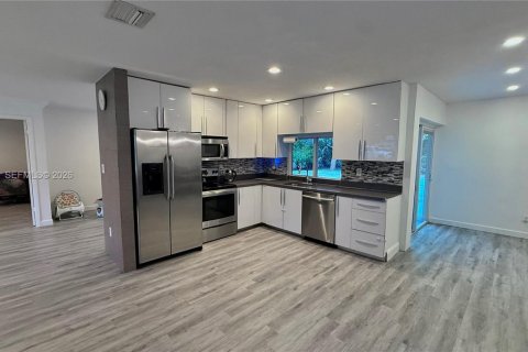 House in Davie, Florida 3 bedrooms, 161.65 sq.m. № 2063562 - photo 8