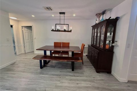 House in Davie, Florida 3 bedrooms, 161.65 sq.m. № 2063562 - photo 27