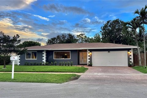 House in Davie, Florida 3 bedrooms, 161.65 sq.m. № 2063562