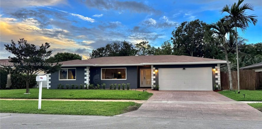 House in Davie, Florida 3 bedrooms, 161.65 sq.m. № 2063562