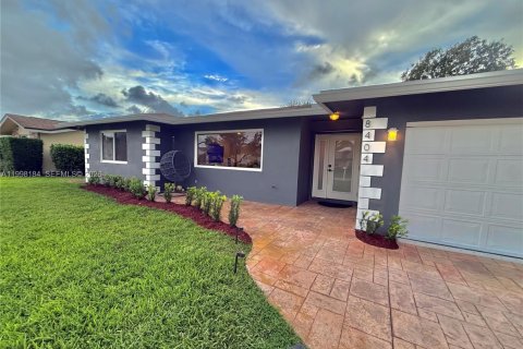 House in Davie, Florida 3 bedrooms, 161.65 sq.m. № 2063562 - photo 2