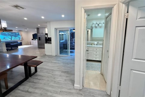 House in Davie, Florida 3 bedrooms, 161.65 sq.m. № 2063562 - photo 25