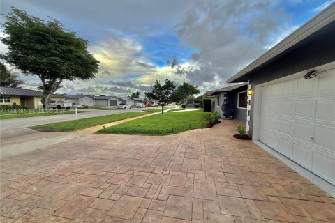 House in Davie, Florida 3 bedrooms, 161.65 sq.m. № 2063562 - photo 3