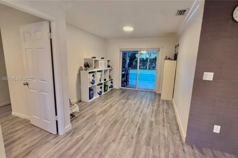 House in Davie, Florida 3 bedrooms, 161.65 sq.m. № 2063562 - photo 13