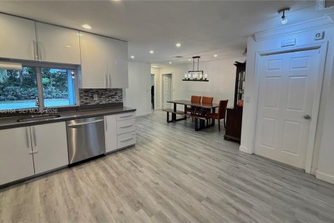 House in Davie, Florida 3 bedrooms, 161.65 sq.m. № 2063562 - photo 9