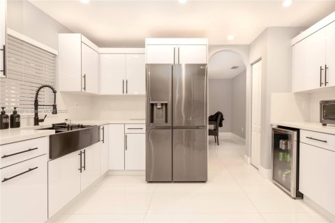Casa en venta en Miami-Dade, Florida, 4 dormitorios, 201.41 m2 № 1940419 - foto 14