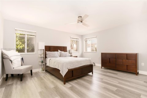 Casa en venta en Miami-Dade, Florida, 4 dormitorios, 201.41 m2 № 1940419 - foto 17