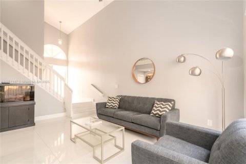 Casa en venta en Miami-Dade, Florida, 4 dormitorios, 201.41 m2 № 1940419 - foto 9