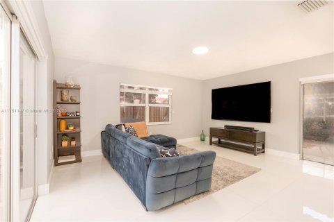 Casa en venta en Miami-Dade, Florida, 4 dormitorios, 201.41 m2 № 1940419 - foto 11