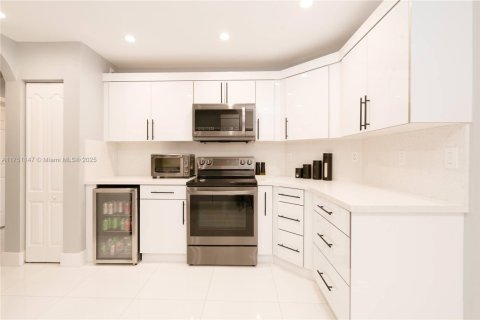 Casa en venta en Miami-Dade, Florida, 4 dormitorios, 201.41 m2 № 1940419 - foto 13