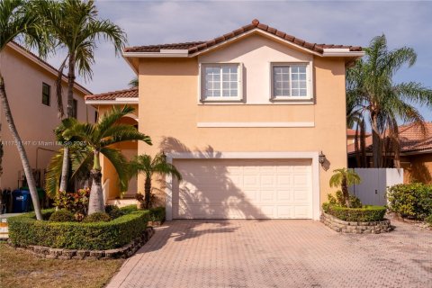 Casa en venta en Miami-Dade, Florida, 4 dormitorios, 201.41 m2 № 1940419 - foto 1