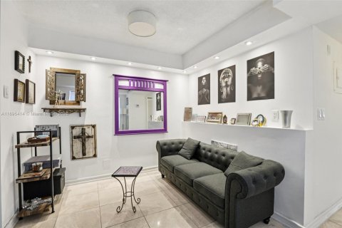 Condo in Miami Beach, Florida, 1 bedroom  № 1948046 - photo 11