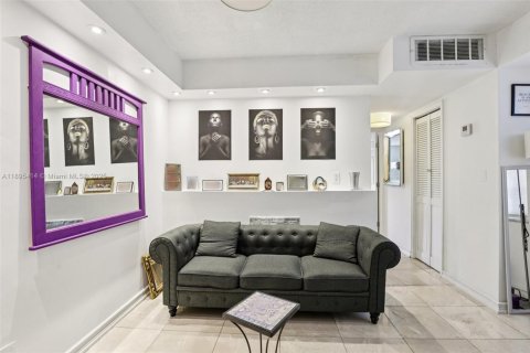 Condo in Miami Beach, Florida, 1 bedroom  № 1948046 - photo 12