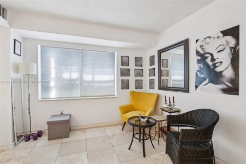 Condo in Miami Beach, Florida, 1 bedroom  № 1948046 - photo 15