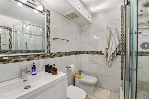 Condo in Miami Beach, Florida, 1 bedroom  № 1948046 - photo 20