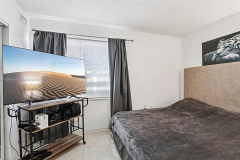 Condo in Miami Beach, Florida, 1 bedroom  № 1948046 - photo 27