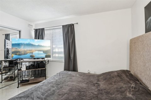 Condo in Miami Beach, Florida, 1 bedroom  № 1948046 - photo 25