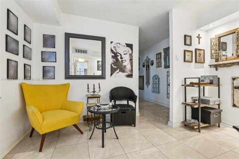 Condo in Miami Beach, Florida, 1 bedroom  № 1948046 - photo 16