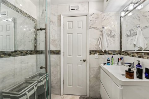 Condo in Miami Beach, Florida, 1 bedroom  № 1948046 - photo 22